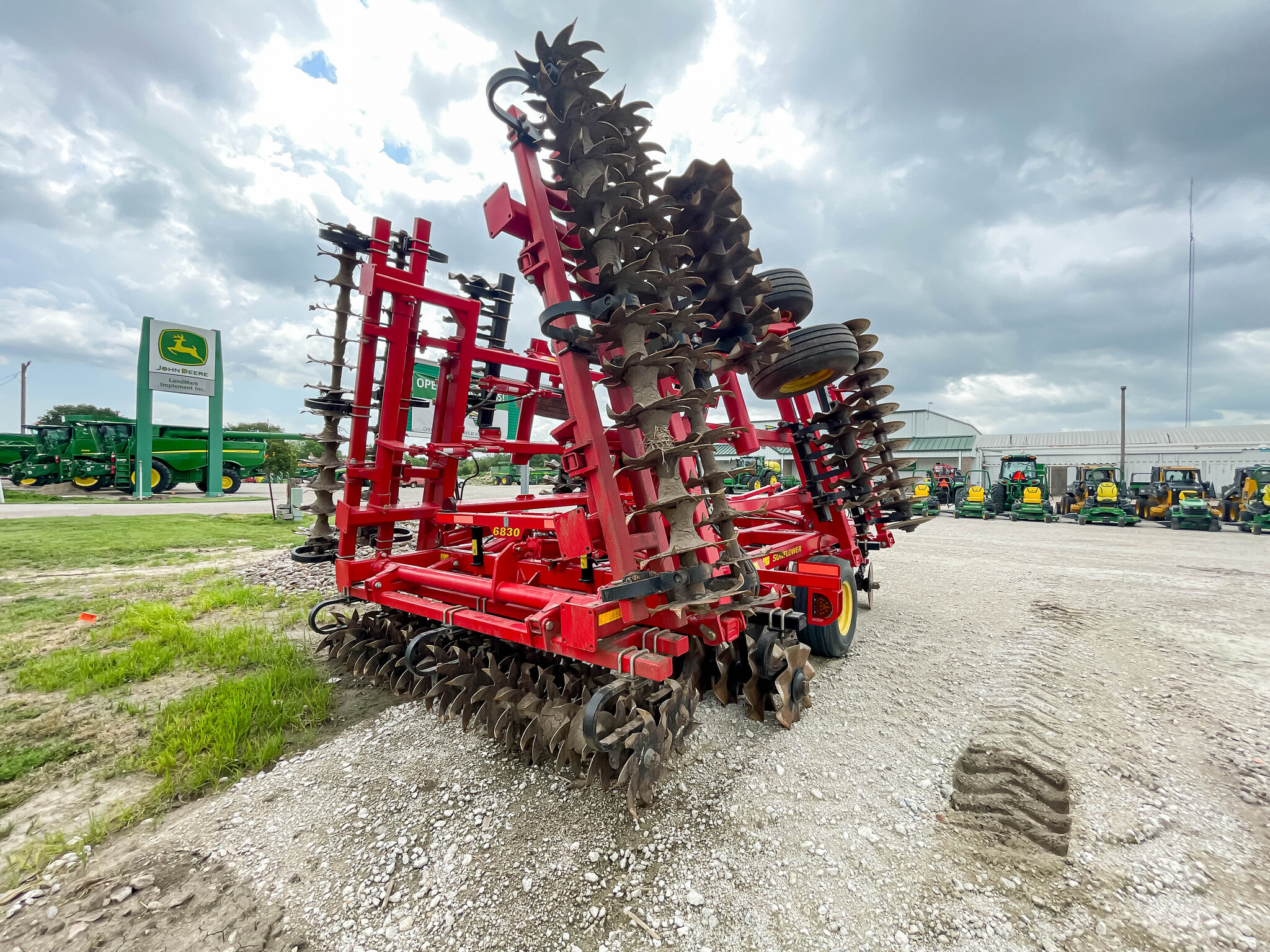  2021 Sunflower 6830-25 at LandMark in Minden, NE