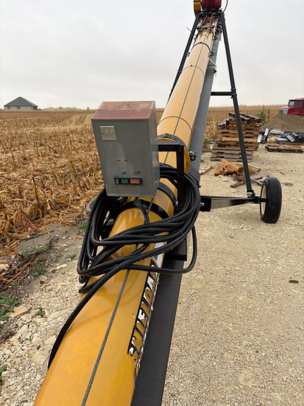  2010 Universal 1535 Field Loader at LandMark in Smith Center, KS