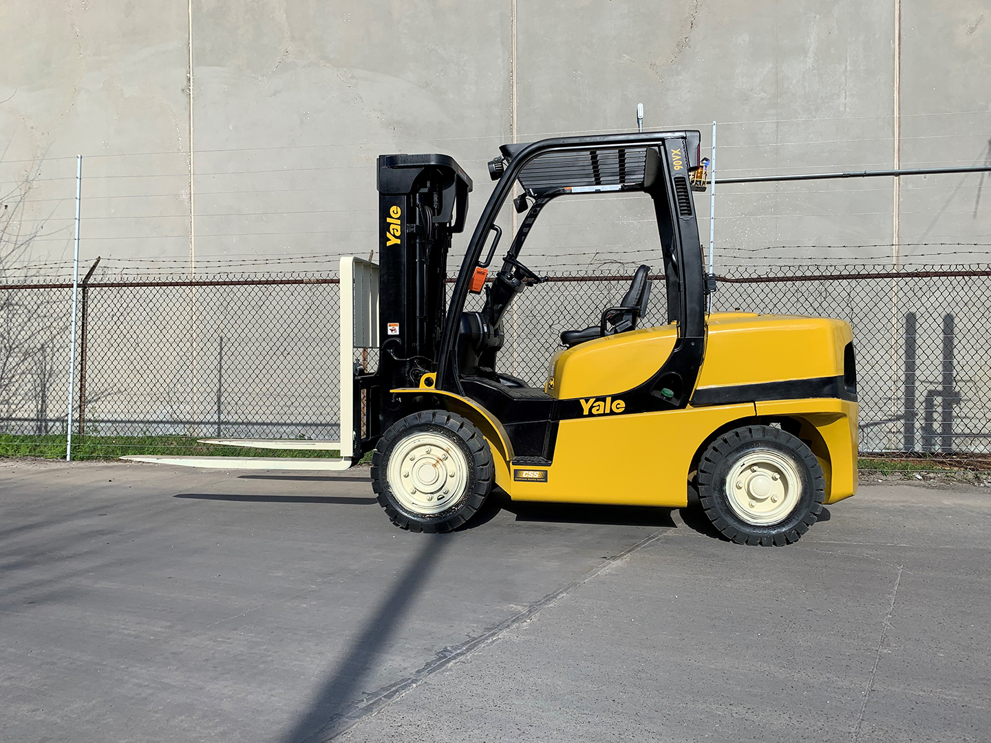 Used 2013 Yale GDP090VXNJSE090 at Briggs Equipment in New Orleans, LA