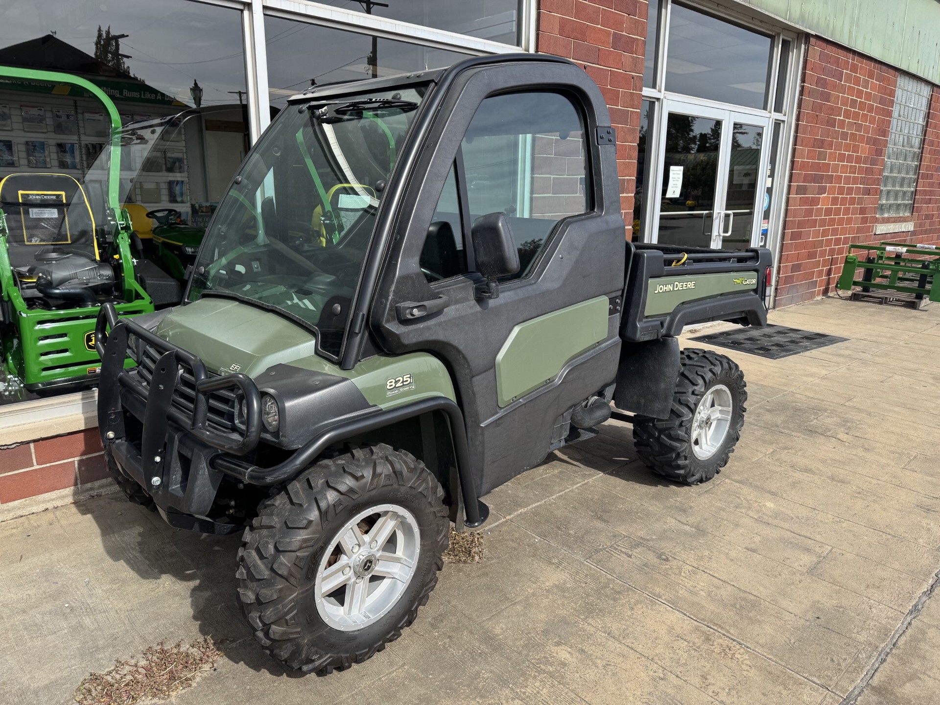 Used  John Deere XUV 825i Power Steering at Tri County Equipment Reese, MI