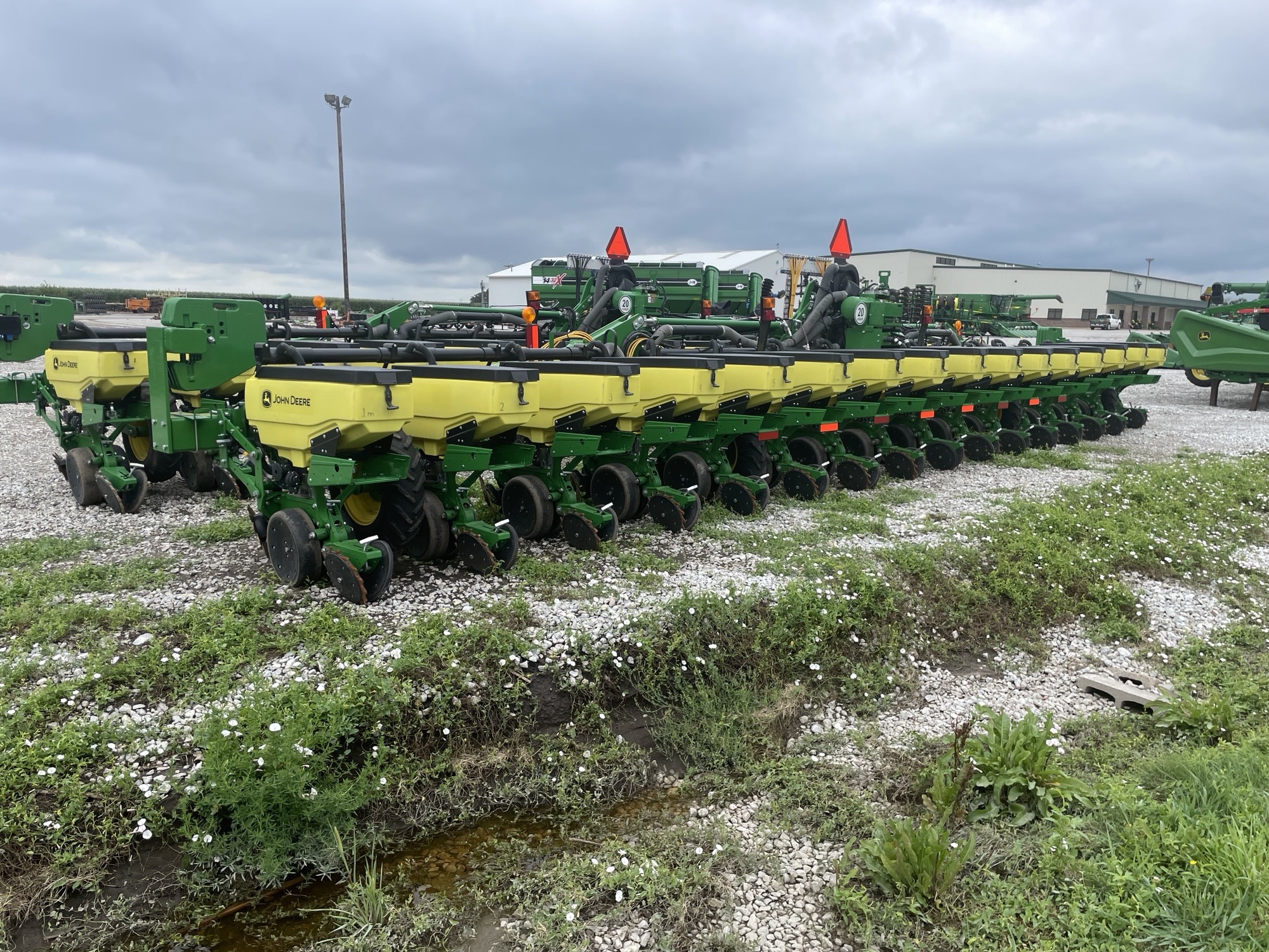  2021 John Deere 1725 at LandMark in Fairfield, NE