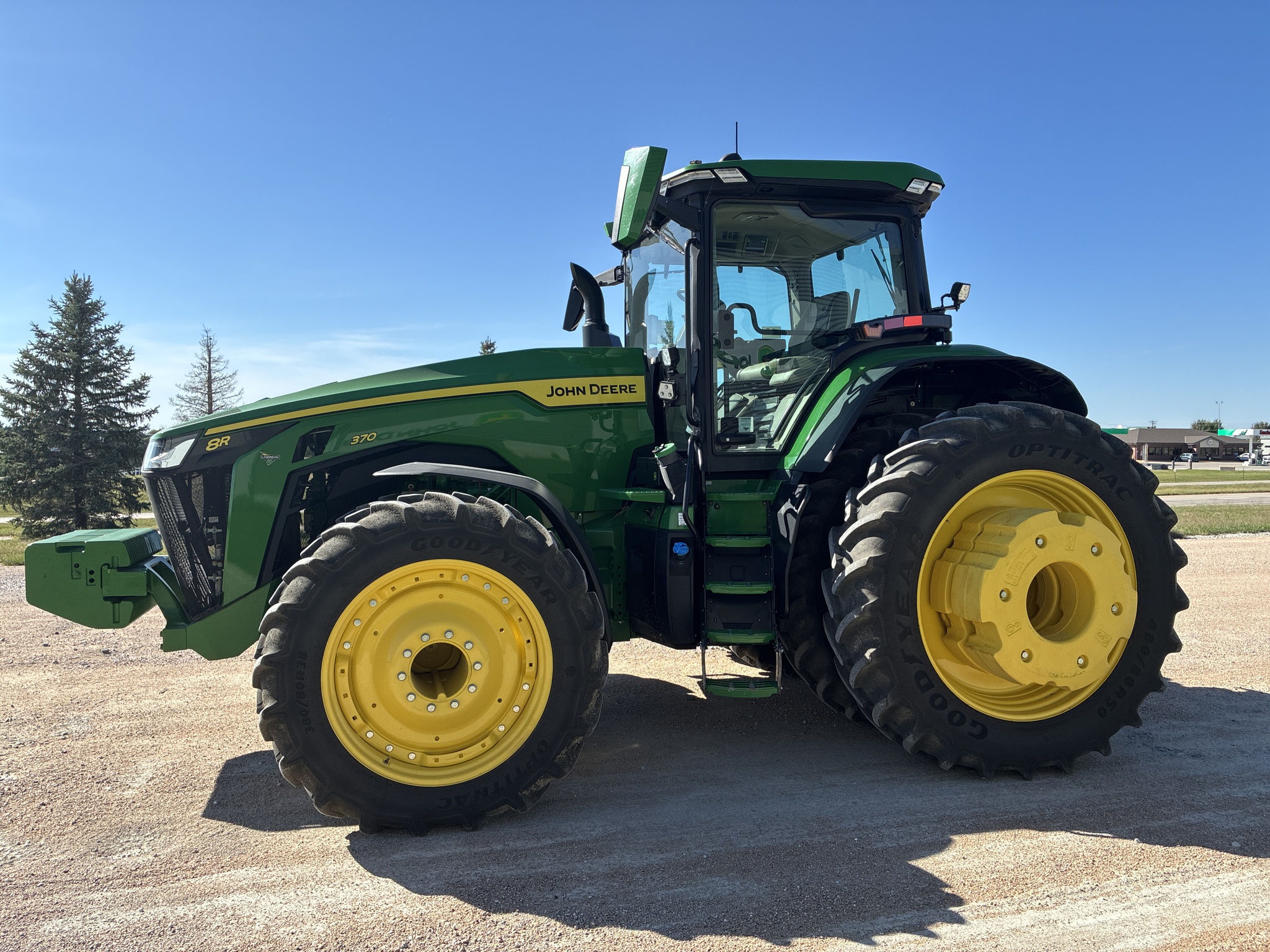  2025 John Deere 8R 370 at LandMark in Hebron, NE