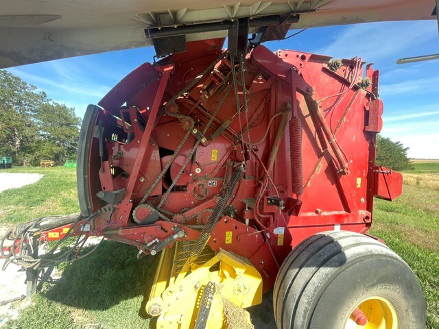  2014 NEW HOLLAND Rollbelt 560 at LandMark in Phillipsburg, KS