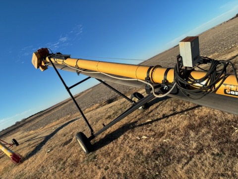  2010 Universal 1535 Field Loader at LandMark in Smith Center, KS