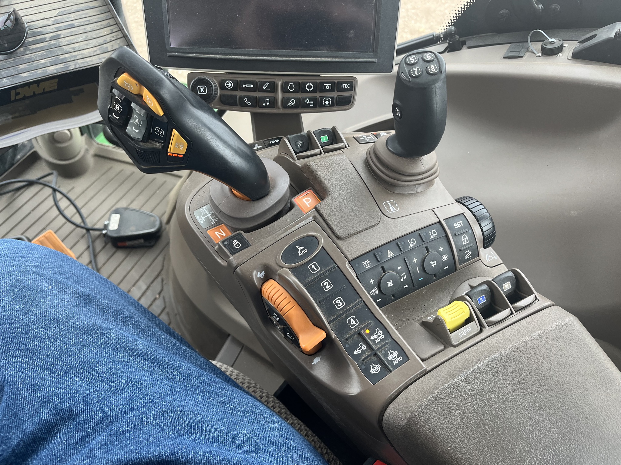  2019 John Deere 6230R at LandMark in Gothenburg, NE