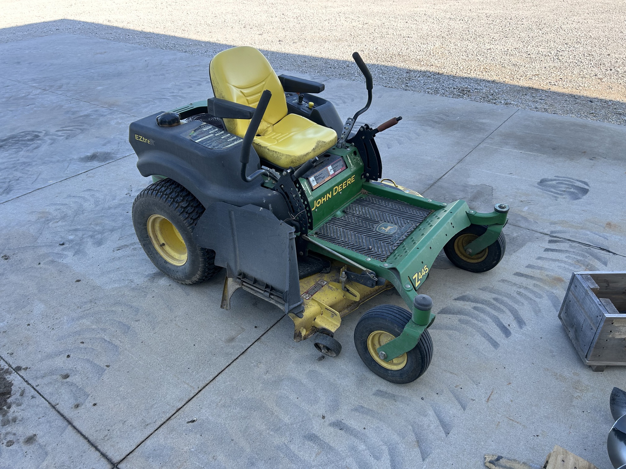  2009 John Deere Z445 at LandMark in Fairfield, NE