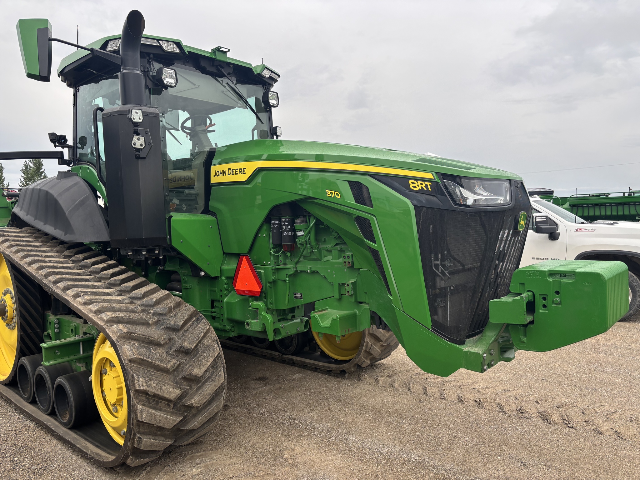 On Lot 2022 John Deere 8RT 370 at Tri County Equipment Sandusky, MI