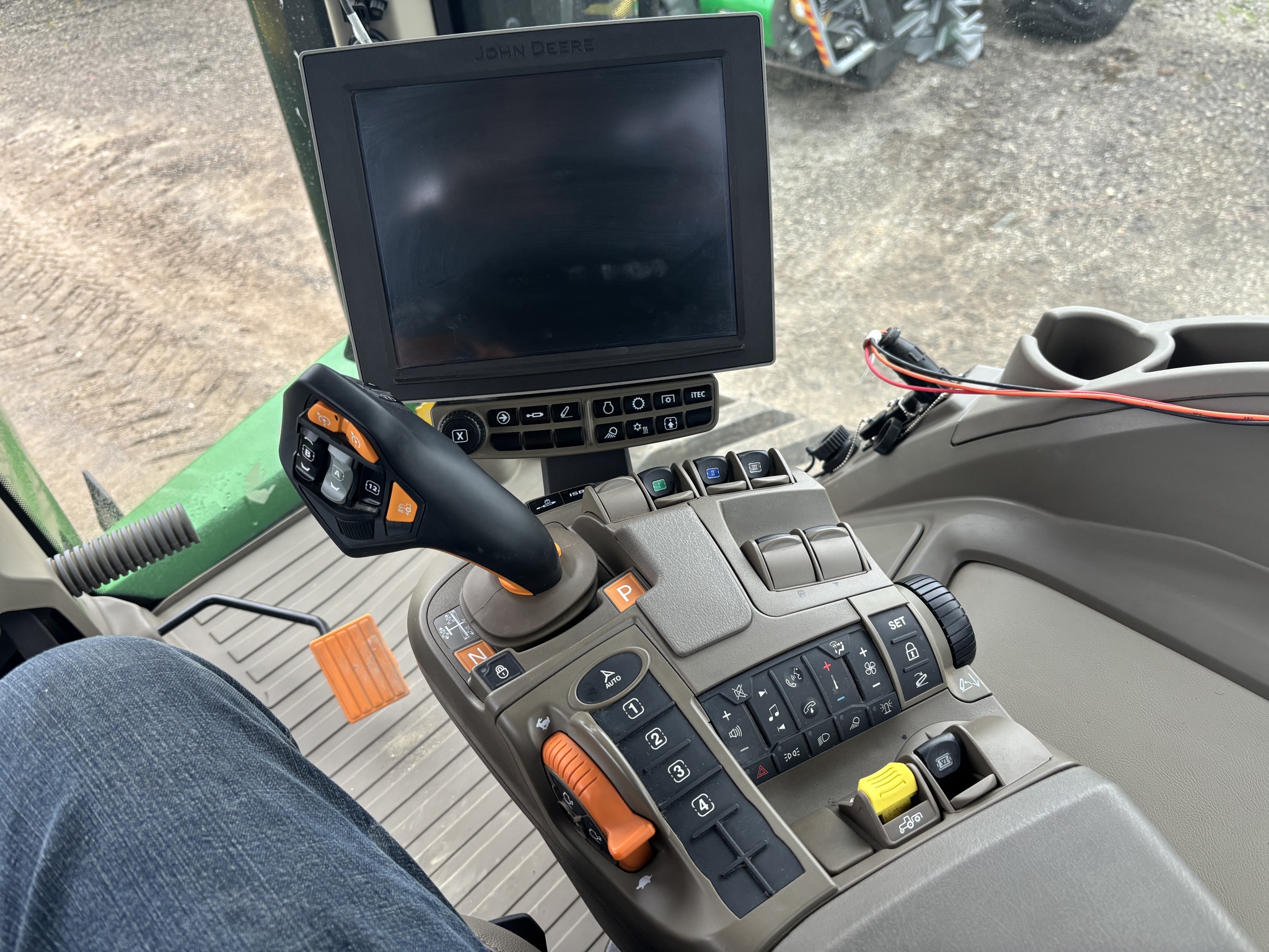 On Lot 2022 John Deere 8RT 370 at Tri County Equipment Sandusky, MI