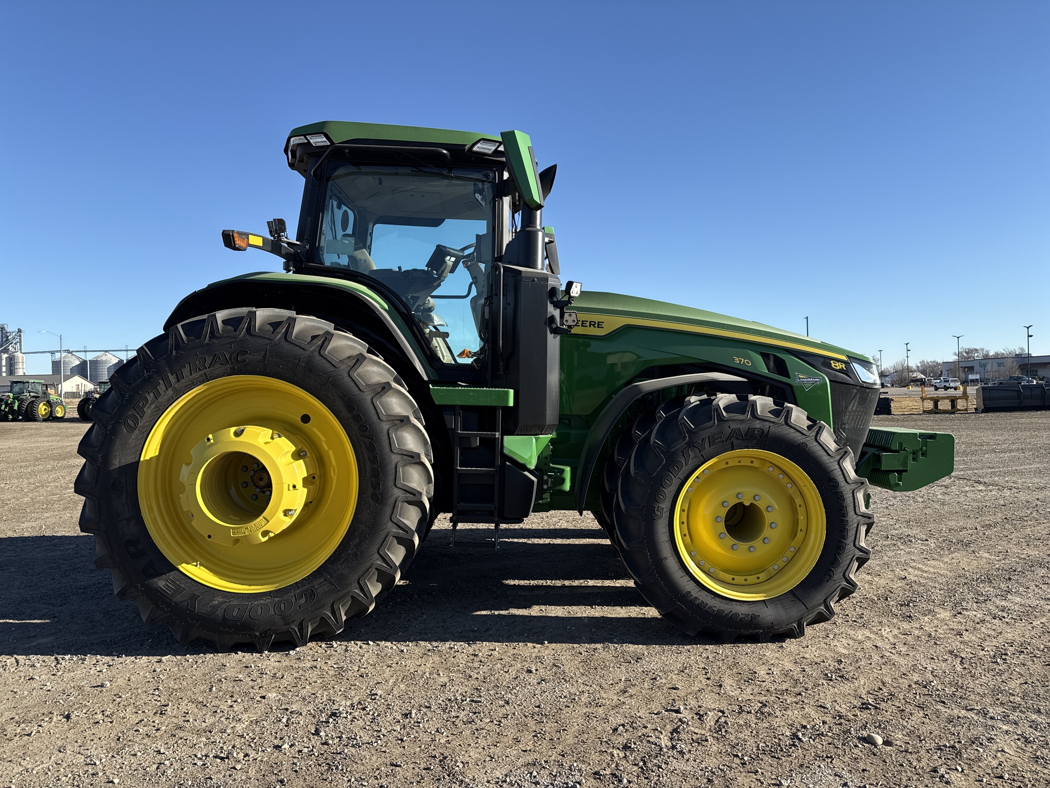  2025 John Deere 8R 370 at LandMark in Gothenburg, NE